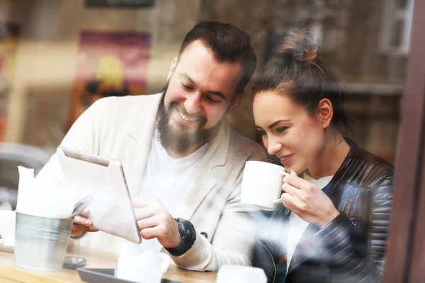 Couple heureux en utilisant la tablette — Photo