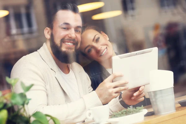 Pareja feliz usando tableta — Foto de Stock