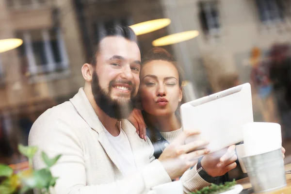 Pareja feliz usando tableta —  Fotos de Stock