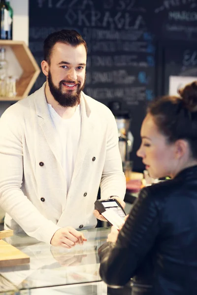 Kvinnan betalar i restaurang — Stockfoto