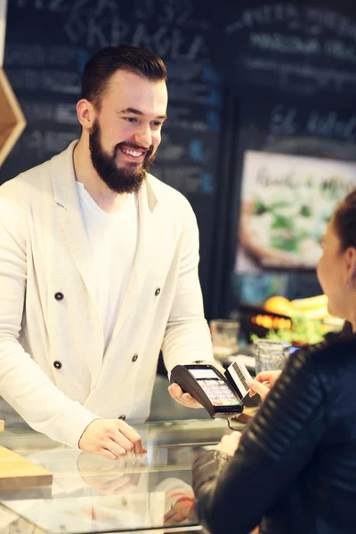 Vrouw betaalt in restaurant — Stockfoto