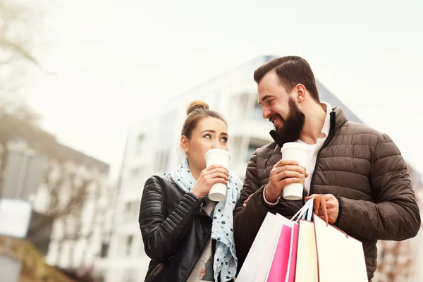 Jovem casal com sacos de compras — Fotografia de Stock