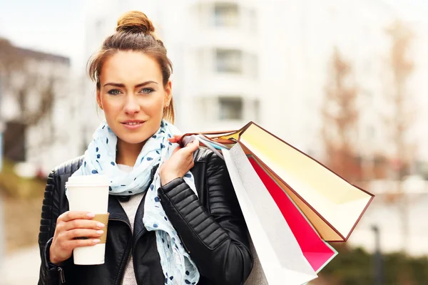 Donna con shopping bags — Foto Stock