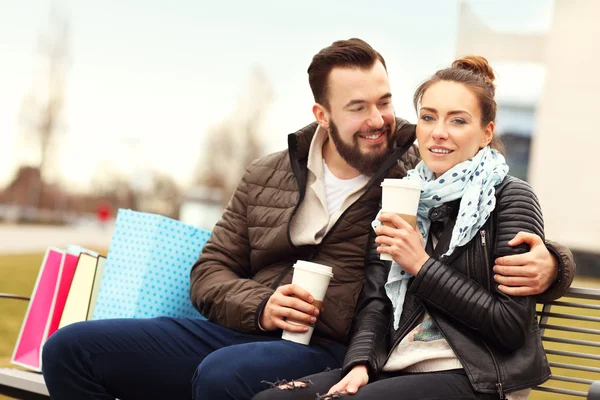 Pareja joven con bolsas de compras — Foto de Stock