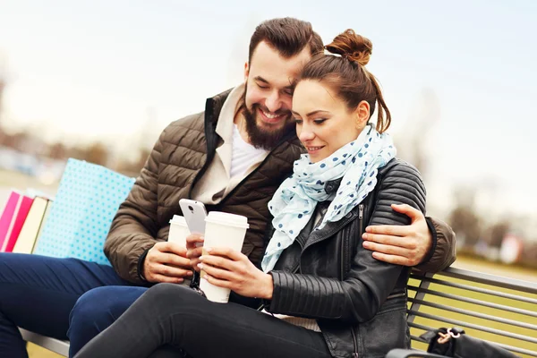 Casal jovem com smartphone — Fotografia de Stock