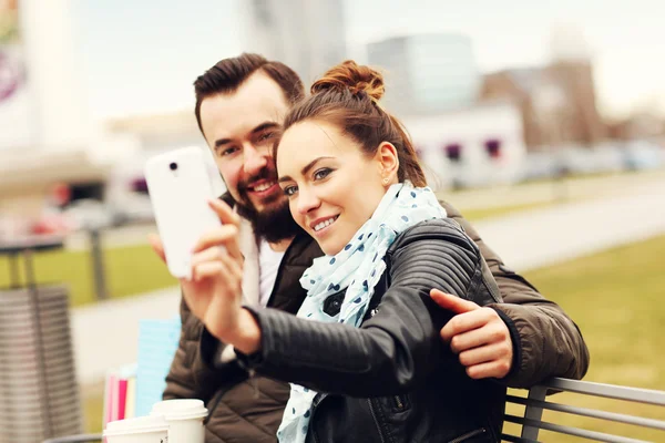 Par med påsar och smartphone — Stockfoto