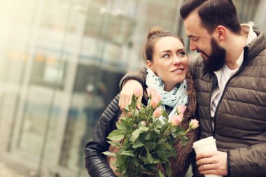 Romantik Çift çiçekler