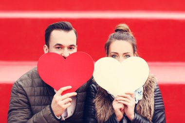 Romantik Çift holding Kalpler