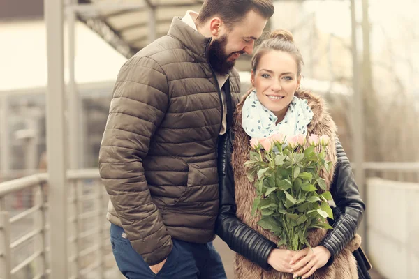 Casal romântico com flores — Fotografia de Stock