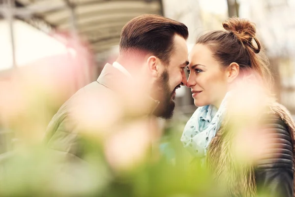 ロマンチックなカップルの花を持つ — ストック写真