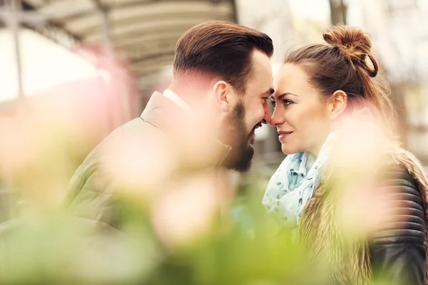 Casal romântico com flores — Fotografia de Stock