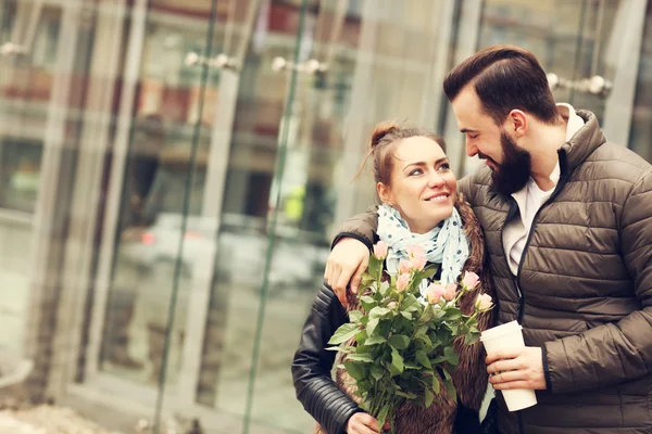 Coppia romantica con fiori — Foto Stock