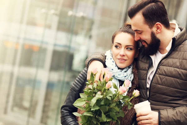 Pareja romántica con flores —  Fotos de Stock