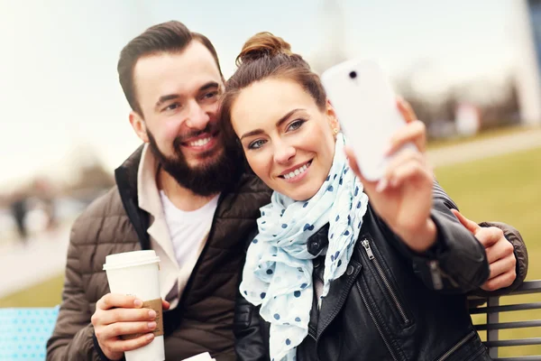 Coppia romantica prendendo selfie — Foto Stock