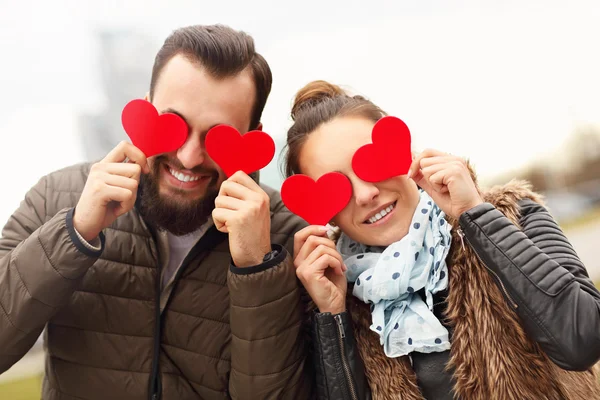 Pareja romántica sosteniendo corazones — Foto de Stock