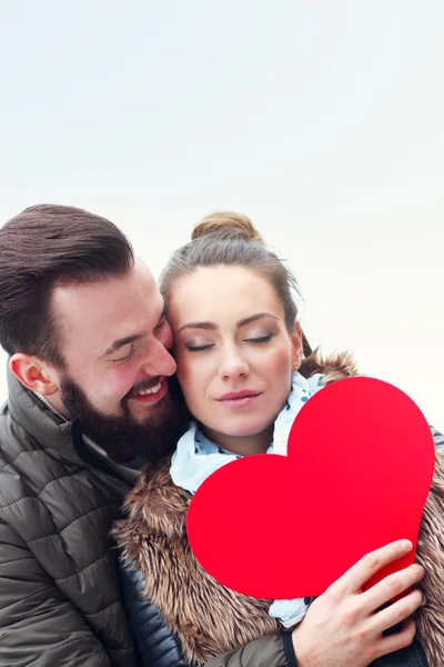 Casal romântico segurando coração — Fotografia de Stock