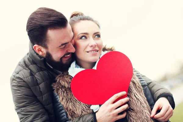 Pareja romántica sosteniendo el corazón — Foto de Stock