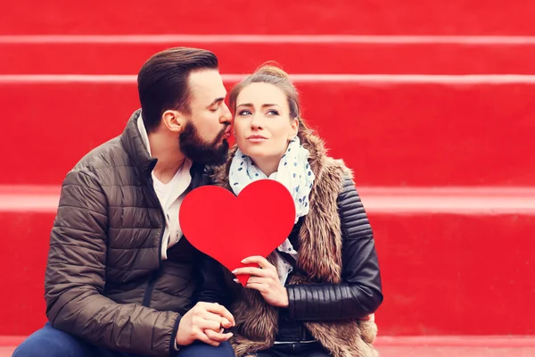 Casal romântico segurando coração — Fotografia de Stock