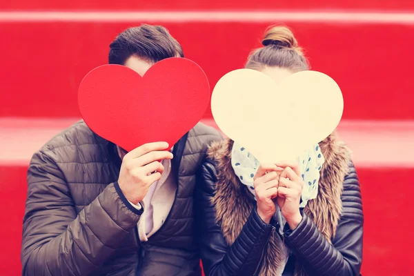 Pareja romántica sosteniendo corazones —  Fotos de Stock