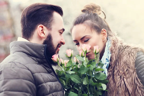 Casal romântico com flores — Fotografia de Stock