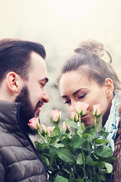 Романтическая пара с цветами — стоковое фото