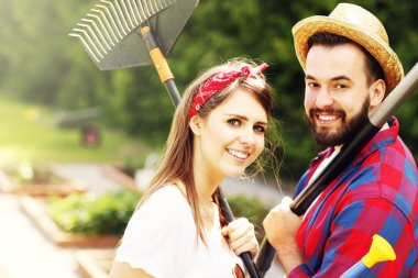 bahçede çalışan çift