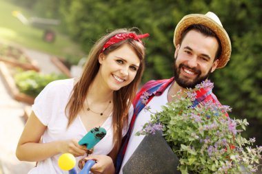 bahçede çalışan çift