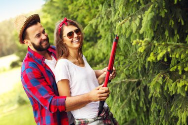 bahçede çalışan çift