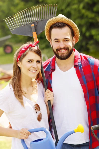 Couple working in the garden — Stock Photo, Image