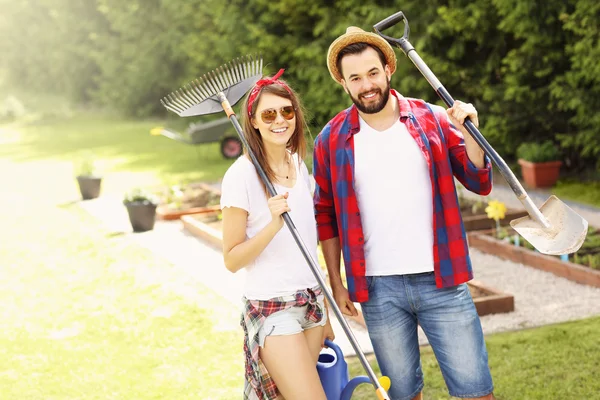 Couple working in the garden — Stock Photo, Image