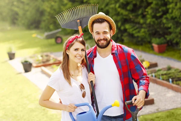 Couple working in the garden — Stock Photo, Image