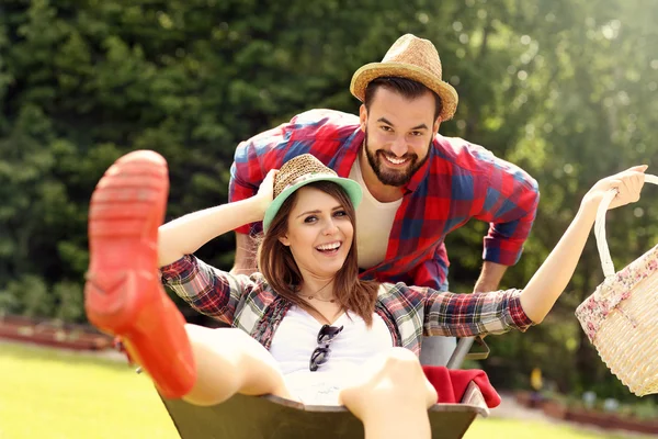 Pareja divirtiéndose en la carretilla — Foto de Stock