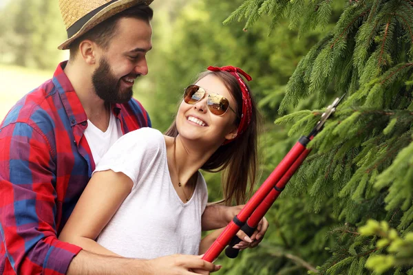 Couple travaillant dans le jardin — Photo