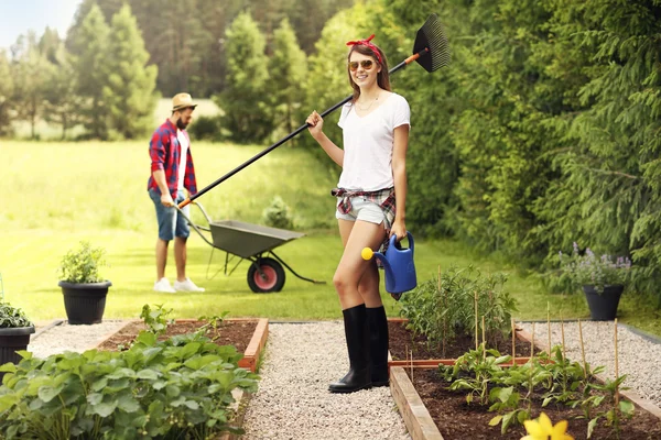 Couple travaillant dans le jardin — Photo