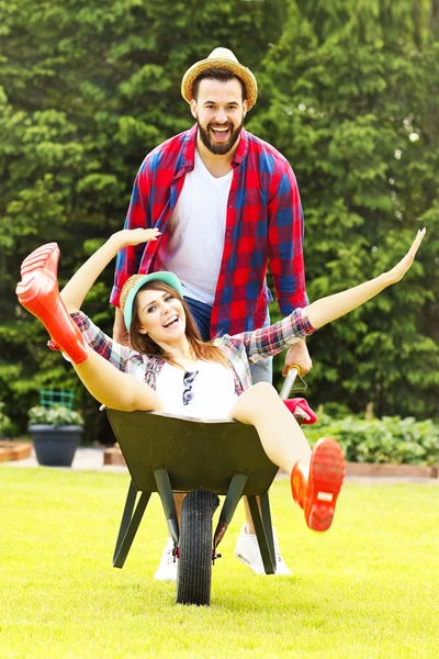 Casal se divertindo no carrinho de mão — Fotografia de Stock