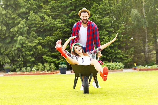 Pareja divirtiéndose en la carretilla — Foto de Stock