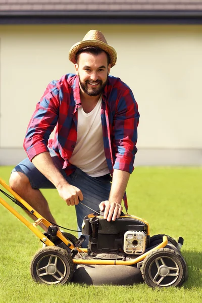 Uomo falciare l'erba — Foto Stock