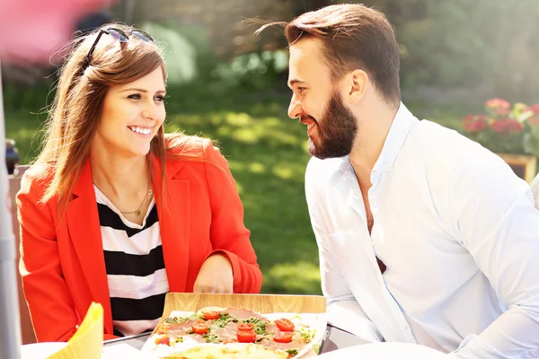 Junges Paar in Restaurant — Stockfoto