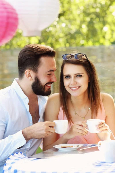 Jovem casal no restaurante — Fotografia de Stock