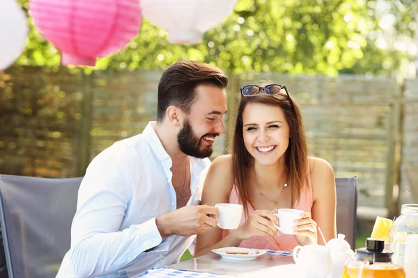 Pareja joven en la cafetería — Foto de Stock