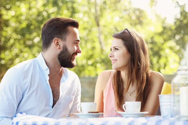 Jeune couple dans le café — Photo