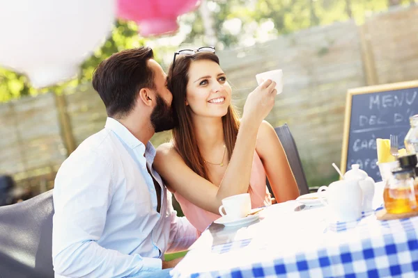 Jovem casal no café — Fotografia de Stock