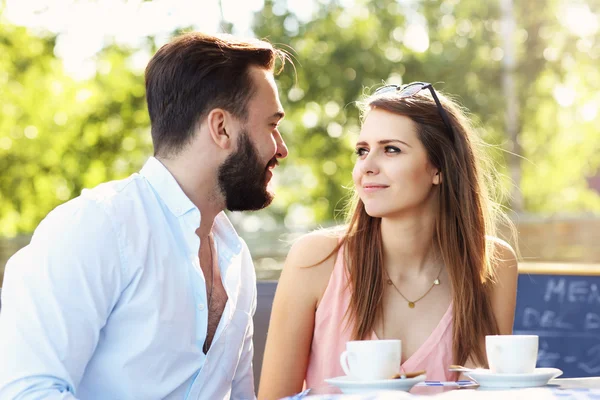 Unga par i caféet — Stockfoto