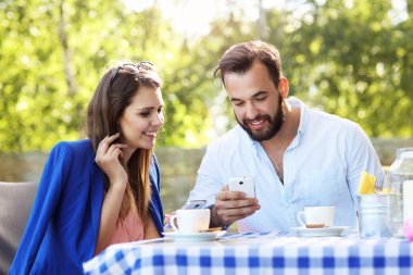 Akıllı telefonlar restoranda kullanarak çift