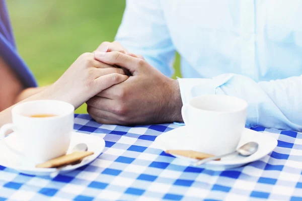 Manos de pareja romántica en la cafetería — Foto de Stock