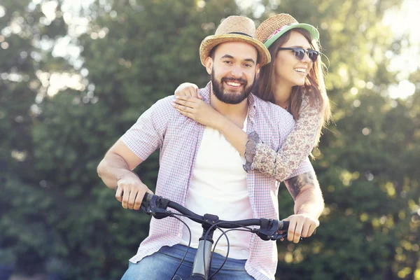 自転車に乗ってロマンチックなカップル — ストック写真