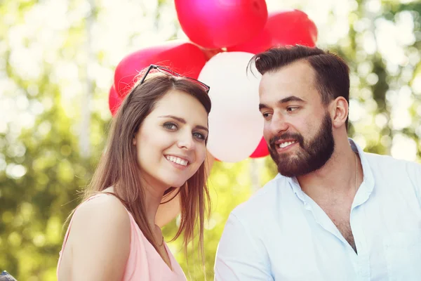 Casal romântico com balões — Fotografia de Stock