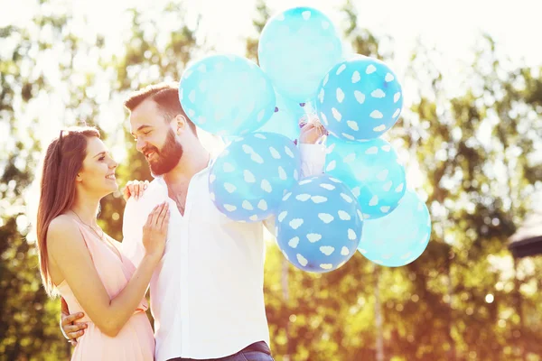 Romantisches Paar mit Luftballons — Stockfoto