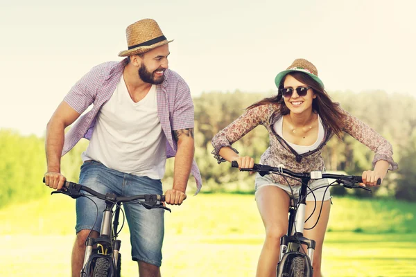 Romantic couple riding bikes — Stock Photo, Image