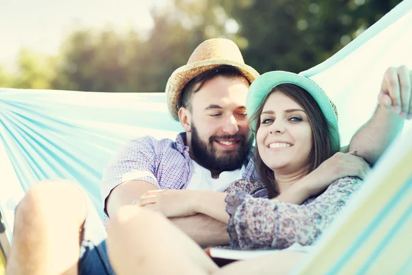 Casal romântico relaxante em rede — Fotografia de Stock